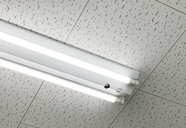 蛍光灯のガラスが破損したときに 破片や粉が飛び散らないように加工