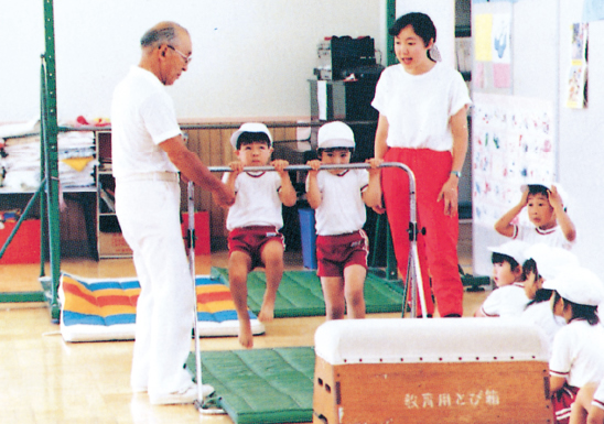 安全に体が動くために (転んだとき手が出ます) 。運動教室